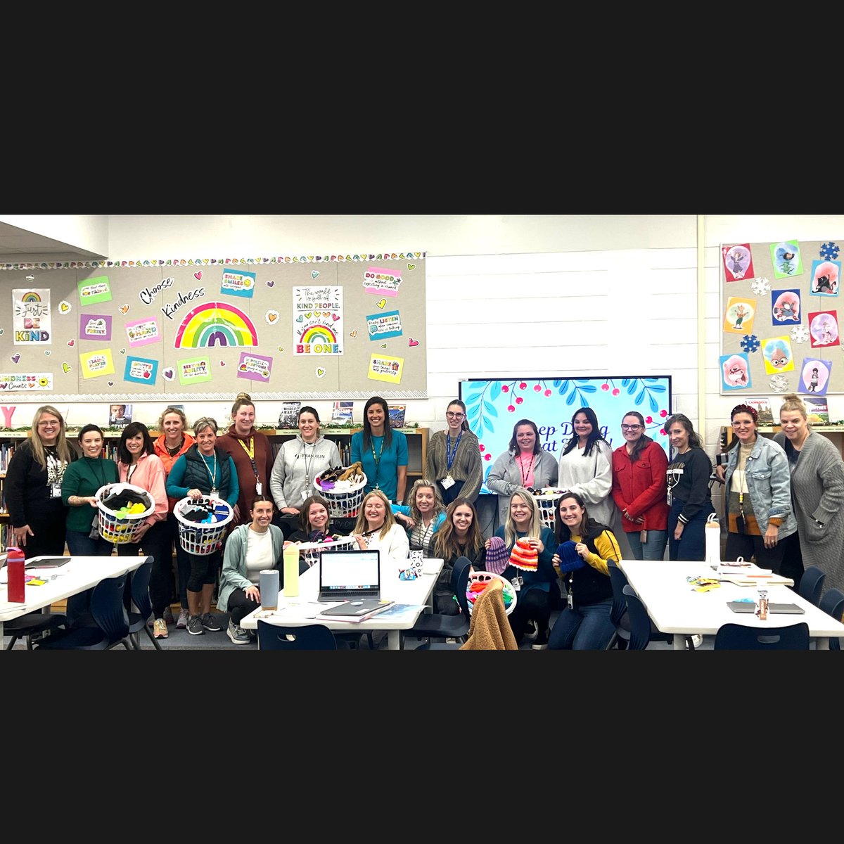 FPSDistrictWI's tweet image. Thank you to Northwestern Mutual Core Client Services Team 48 for donating hats, mittens &amp;amp; gloves to Pleasant View Elem for our students to use! #BetterCommunity