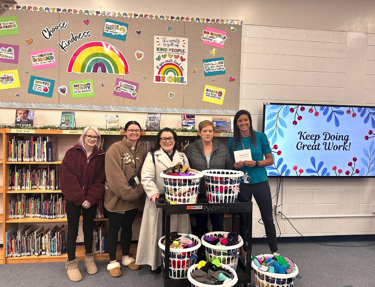 FPSDistrictWI's tweet image. Thank you to Northwestern Mutual Core Client Services Team 48 for donating hats, mittens &amp;amp; gloves to Pleasant View Elem for our students to use! #BetterCommunity