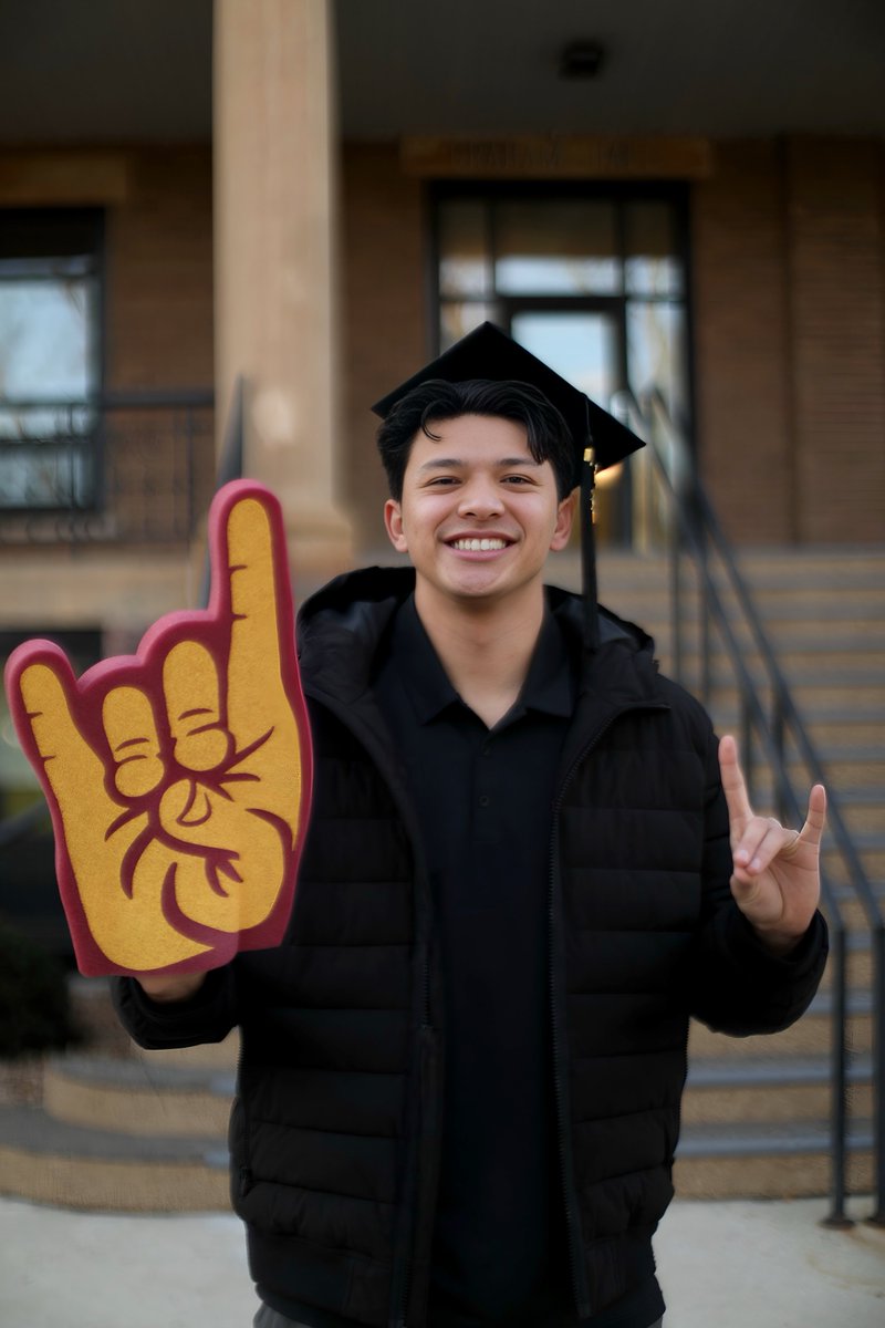 NorthernStateU's tweet photo. 🎓 Justin Hernandez
🔬Biology
📍Hometown: Whittier, California
His advice to current students: “Don’t give up on your dreams. Believe you can, and you’re already halfway there.”
#NorthernStateU #GoWolves #NSUgrad https://t.co/FM7nK4WHs2