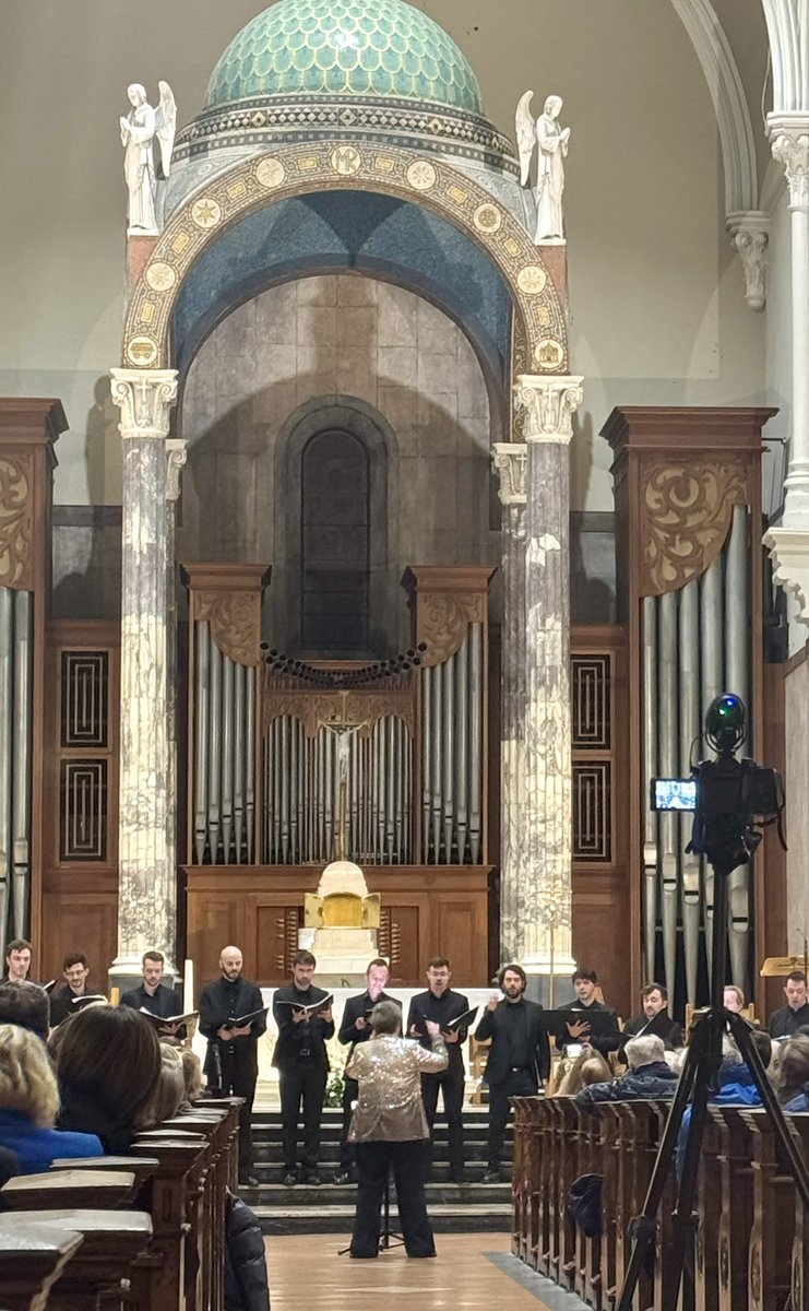 etfonehere's tweet photo. Wonderful ethereal singing from @laetaredublin Christmas concert at #WhitefriarStChurch 🎶 Gorgeous acoustics and snazzy jackets. Even the doggie approved 🐾 #concert #choir #Dublin https://t.co/B1qxVS83Km