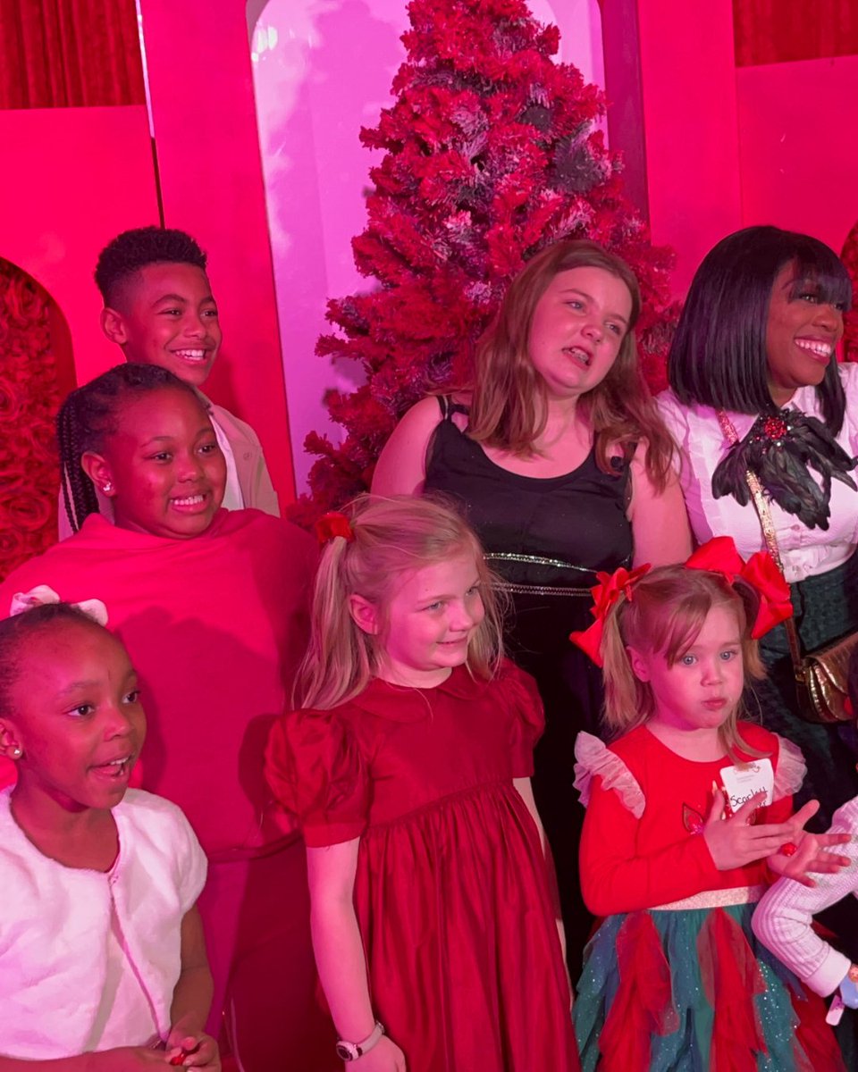 CHRIS180_Change's tweet image. 🎄 This weekend, CHRIS 180 hosted a holiday party for our clients that featured awards, an incredible dinner, dancing and of course Santa!! 

Thanks to our presenting sponsor @Delta for their generosity and to our staff for helping to bring our community together! ✨🌟 #CHRIS180