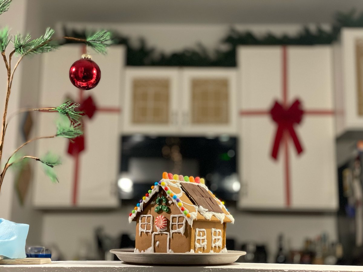 everlightsolar's tweet photo. Say hello to my solar-powered sugar shack! βοΈπ¬
#solarpower #everlightsolar #christmas #holiday #gingerbreadhouse https://t.co/u0Taybmz6k