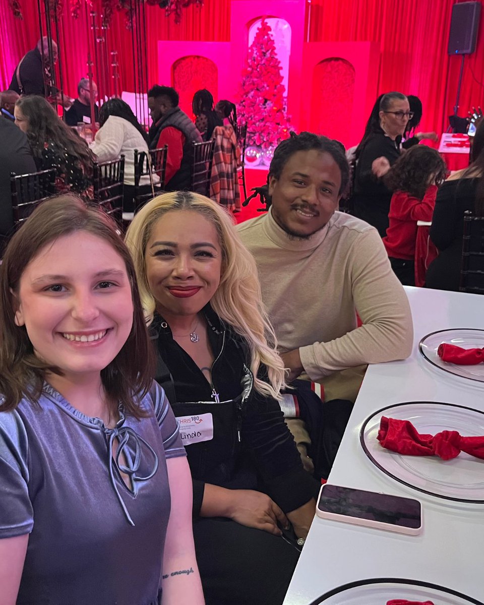 CHRIS180_Change's tweet image. 🎄 This weekend, CHRIS 180 hosted a holiday party for our clients that featured awards, an incredible dinner, dancing and of course Santa!! 

Thanks to our presenting sponsor @Delta for their generosity and to our staff for helping to bring our community together! ✨🌟 #CHRIS180
