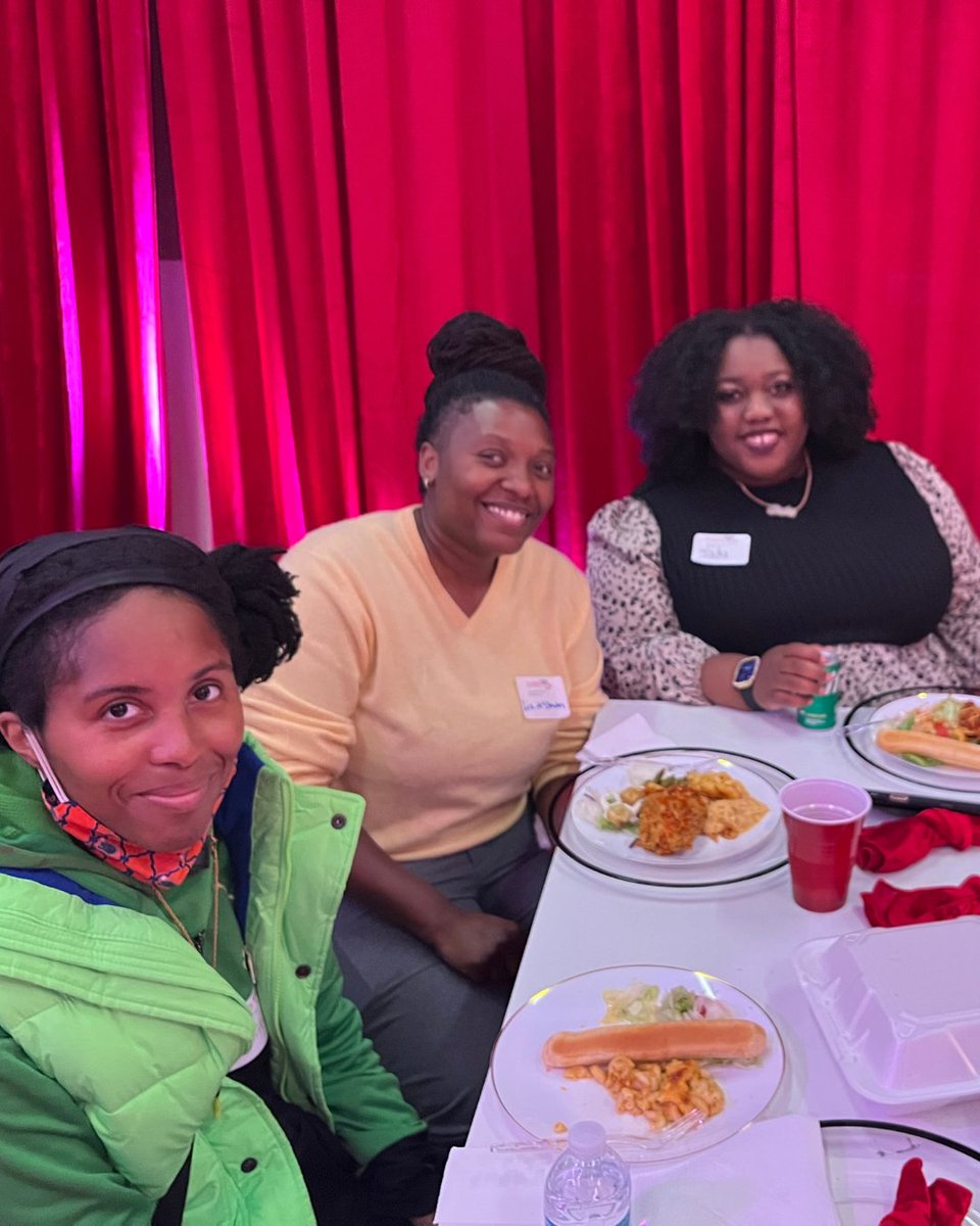 CHRIS180_Change's tweet image. 🎄 This weekend, CHRIS 180 hosted a holiday party for our clients that featured awards, an incredible dinner, dancing and of course Santa!! 

Thanks to our presenting sponsor @Delta for their generosity and to our staff for helping to bring our community together! ✨🌟 #CHRIS180