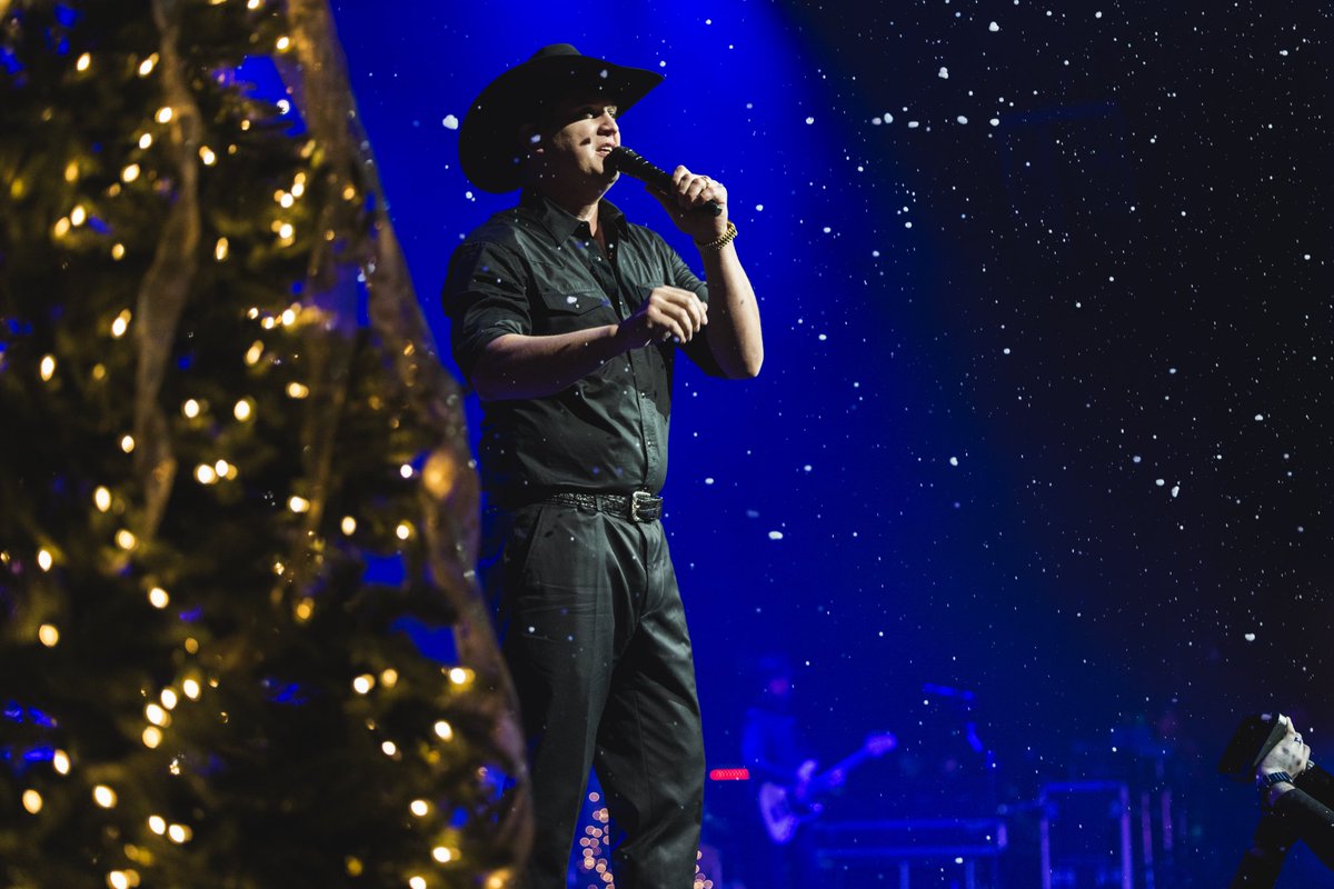 Jon Pardi (@jonpardi) on Twitter photo We brought the beer for Santa, and Highland, CA, brought the energy. Thank you for being such a great crowd!
๐ธ: <a href="/EvanDeStefano/">Evan De Stefano</a> We brought the beer for Santa, and Highland, CA, brought the energy. Thank you for being such a great crowd!
๐ธ: <a href="/EvanDeStefano/">Evan De Stefano</a>