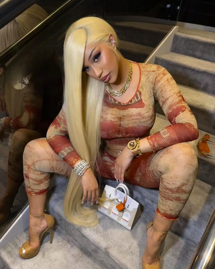 iamcardib's tweet photo. LA CALDI https://t.co/YDD9Th7HQt