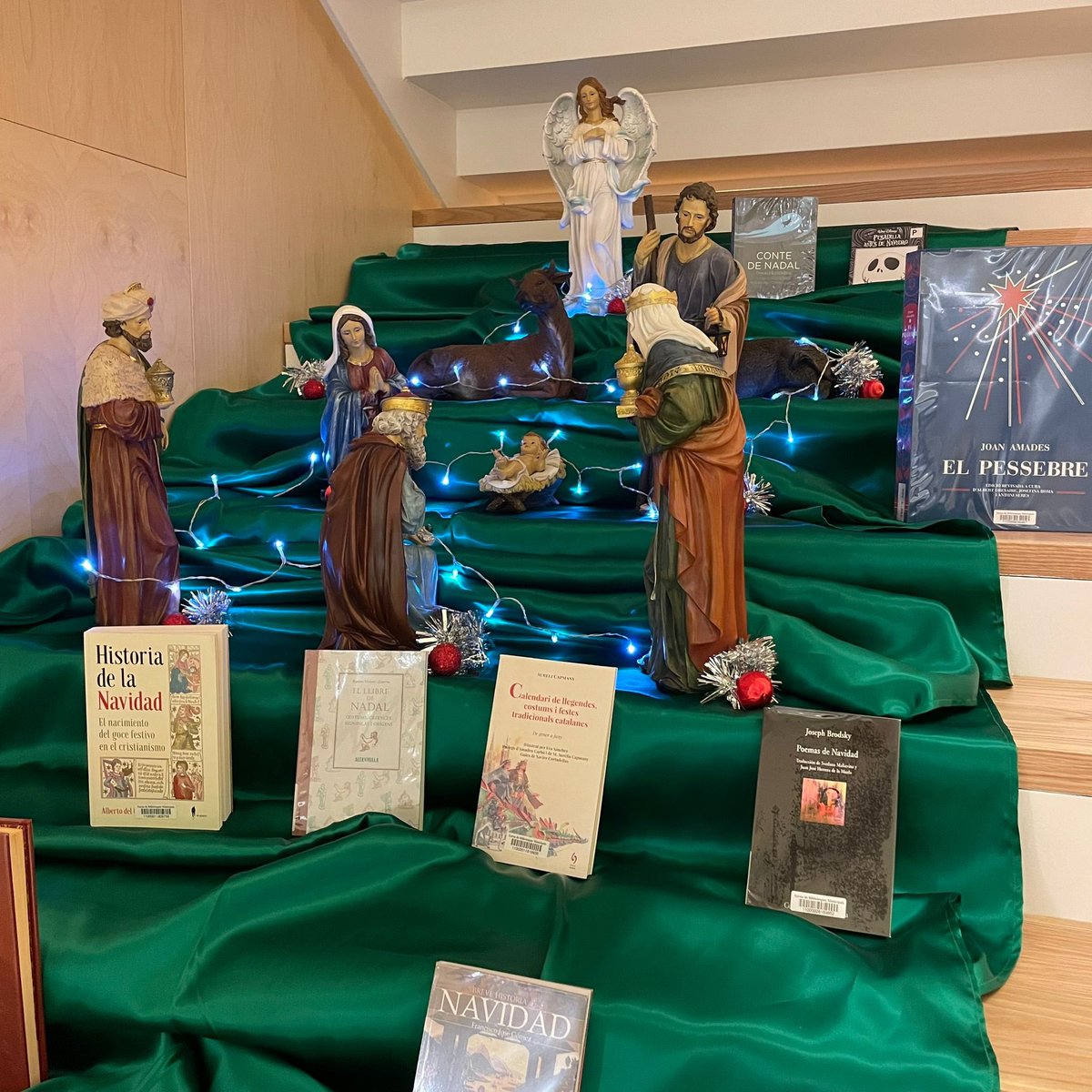 PessebresPalau's tweet photo. 🎄Avui hem instal·lat aquest pessebre molt literari a l’escala de la @biblioteca.alzina   Esperem que us agradi📚
#pessebres #pessebrepalau #art #cultura #tradició #patrimoni #pessebrespatrimonidehumanitat #nadal #nadal2024✨️ #palausolitàiplegamans https://t.co/8770J9UOa6