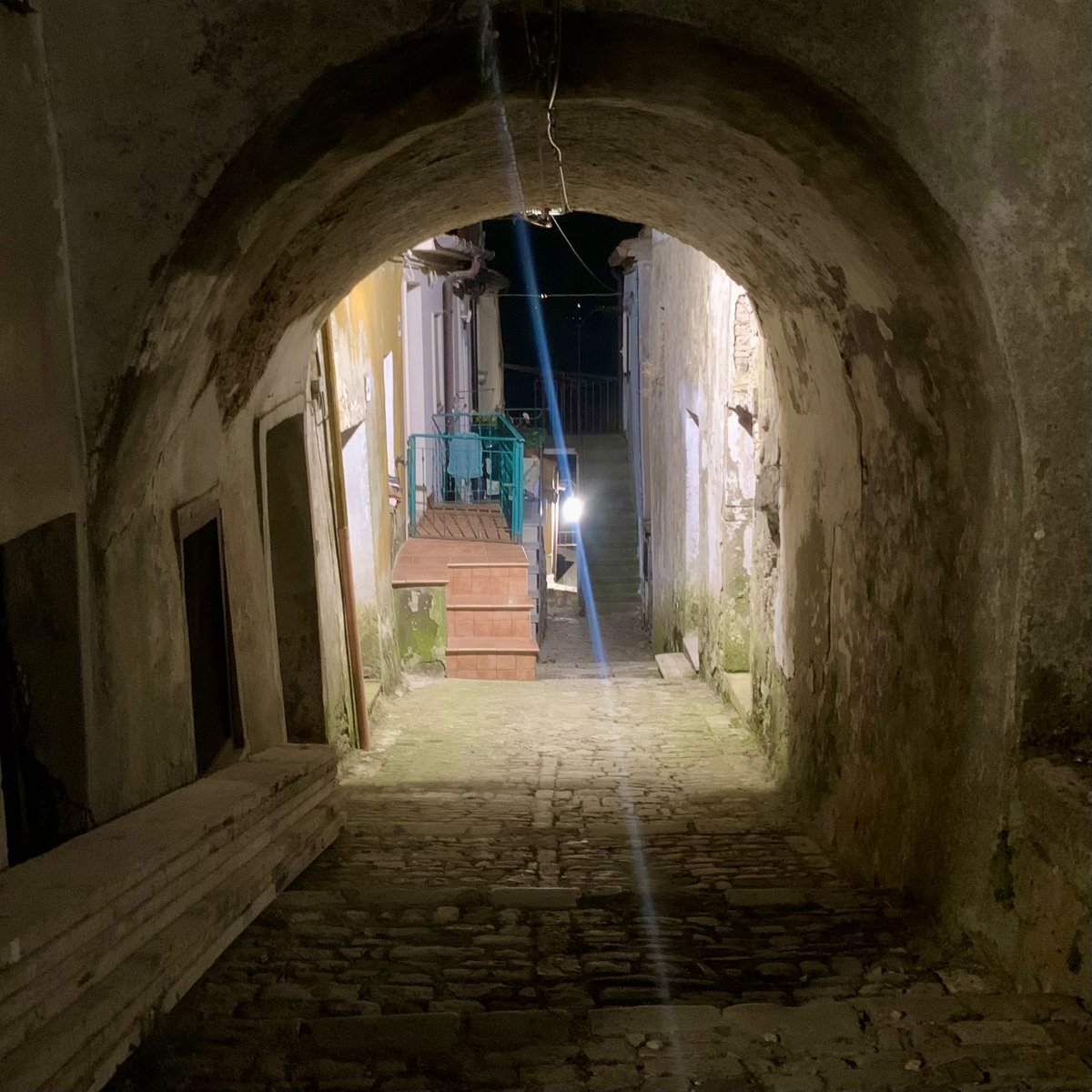 AscendingAlter's tweet photo. Beccatevi queste 2 fotine di un antico borgo in centro Italia che visiterò probabilmente il prossimo anno. 🤓
#urbex #urbexitaly #europeanexplorer #tombraider #relichunter #abandonedplaces #luoghiabbandonati #mistery https://t.co/hEOJbwvFbt