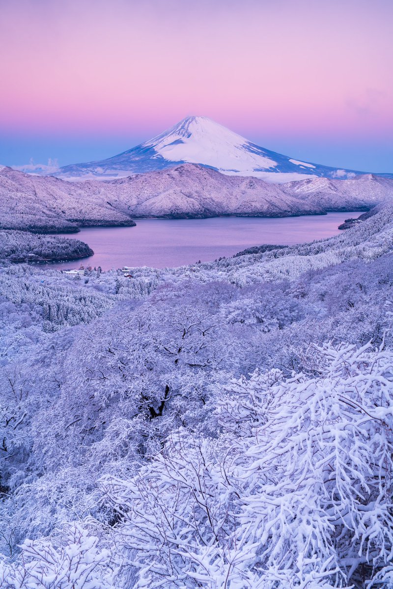 RIKIphotograph's tweet photo. デジタルカメラマガジンの表紙、沢山の方からお祝いのメッセージ頂きました。
ありがとうございます🙇‍♂️

橋向さんと一緒に撮った雪景色と富士山🗻この日も本当に良い思い出でしたが、また一つ良い思い出ができました🗻❄️

#富士山 #デジタルカメラマガジン 
#fujisan #奇跡の光景
#雪景色 #神奈川 https://t.co/utKonKqWyw