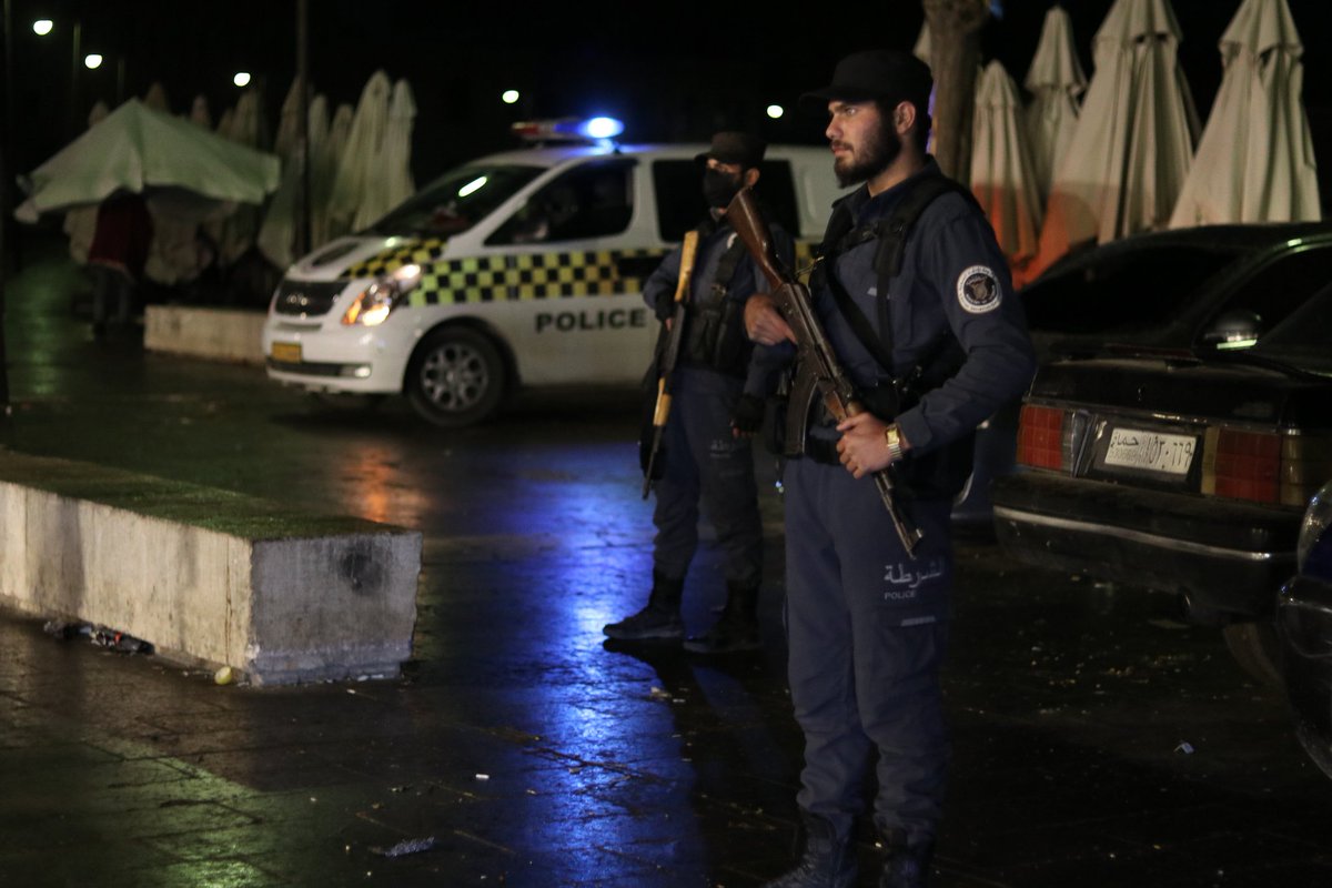 AgencyNewsSham's tweet photo. انتشار عناصر الشرطة في أحياء مدينة #حلب لتعزير الأمن وحماية ممتلكات الأهالي.
#أنباء_الشام https://t.co/P7dHAi4OVT
