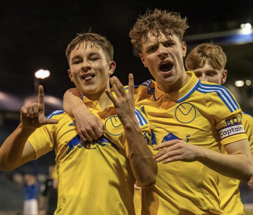 leedsutdacademy's tweet photo. 𝐅𝐮𝐥𝐥 𝐓𝐢𝐦𝐞: Portsmouth U18s 2-3 #LUFC U18s

⚽️ Jacob Render (4’)
⚽️ Josh McDonald (33’)
⚽️ Logan White (102’)

Well done, lads! 👏 

#LUFCU18s | #FAYouthCup https://t.co/1s6rvZa9NZ