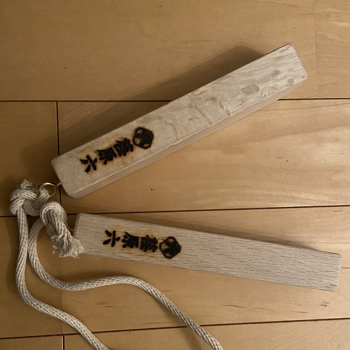 「子ども会」の拍子木作り、たくさんの子どもたちが集まりました！
完成した拍子木には、荏原六の焼印です！
パトロールに向けて、家の中で練習ですね🙂🎵
#拍子木