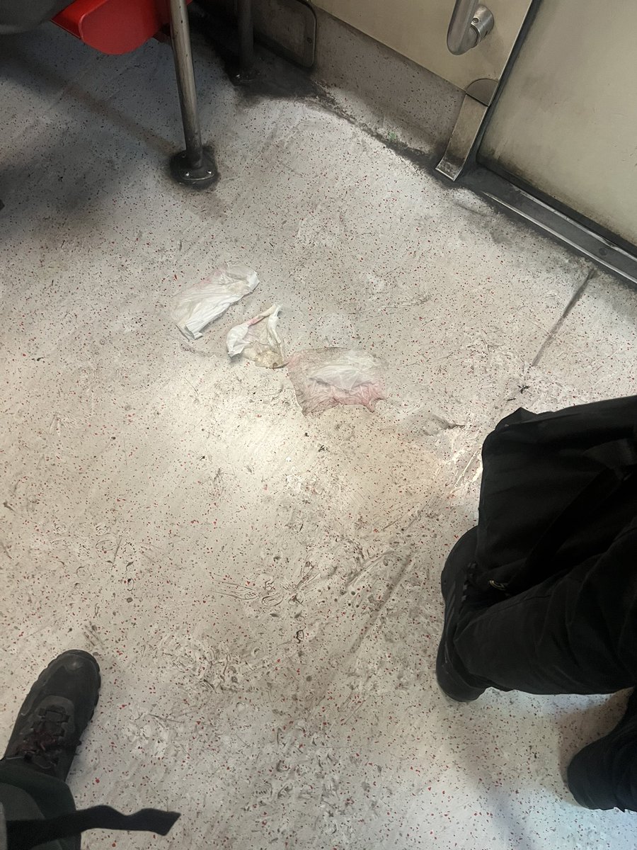 klaudio0's tweet photo. @metrodesantiago vagón 1114 a alguien se le dio vuelta un helado al parecer, el piso muy sucio y pegajoso. https://t.co/g0zlCy5qft