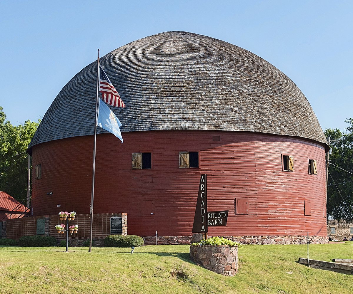 JennyLaBouff's tweet photo. This is the Arcadia Round Barn along Route 66 in Arcadia, Oklahoma! 🇺🇸
Built in 1898, it's a true Route 66 icon!
#Route66 #OklahomaLandmark #HistoricPlaces #RoundBarn https://t.co/1CxreMV7Me