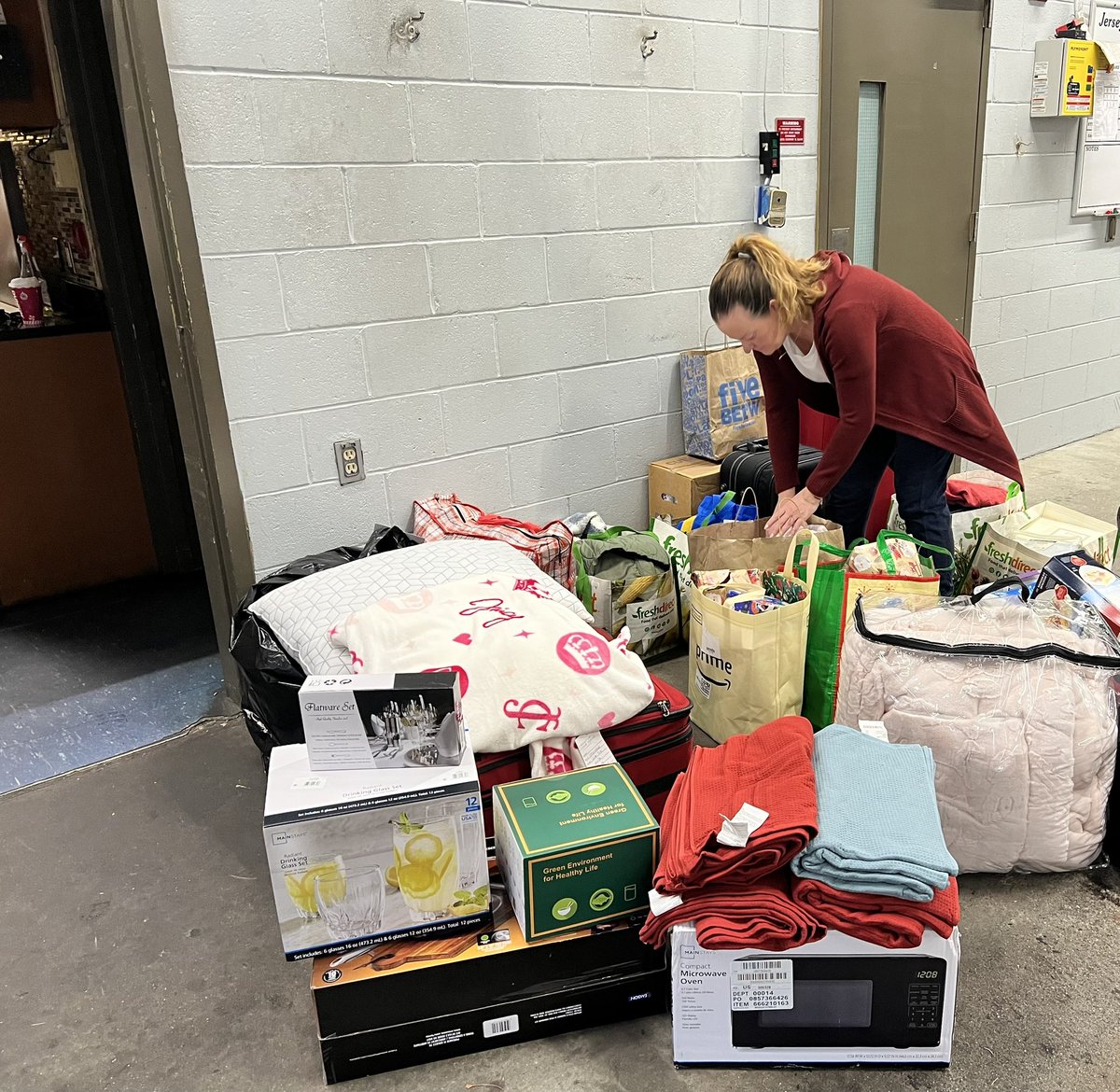 kzadrogahart's tweet photo. Alone we can do so little, together we can do so much. Thank you to everyone in our community for the overwhelming support for the victims of a recent fire in Jersey City. #jerseycity #ourcityourchoice #teamodea https://t.co/CLKwSA5bTT