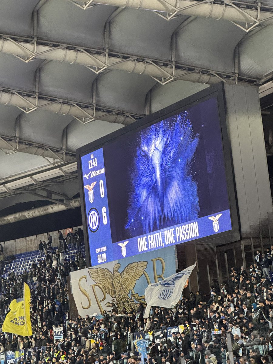 Vueffee's tweet photo. Dalla reazione che avranno dopo sta partita capiremo il vero valore della rosa https://t.co/7bww7K2tRT