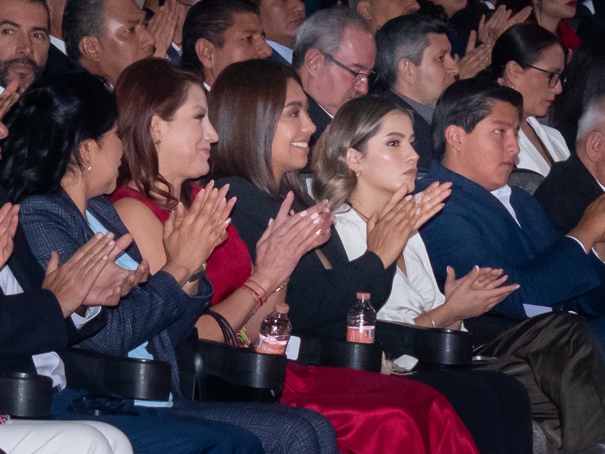 RocioPeguerosV's tweet photo. Hoy comienza un nuevo capítulo para Toluca, y mi corazón está lleno de orgullo y amor ❤️✨.

Acompañé a mi esposo, Ricardo Moreno, en su toma de protesta como Presidente Municipal para el periodo 2025-2027. 

(1/3) https://t.co/5NOgVdq1QG