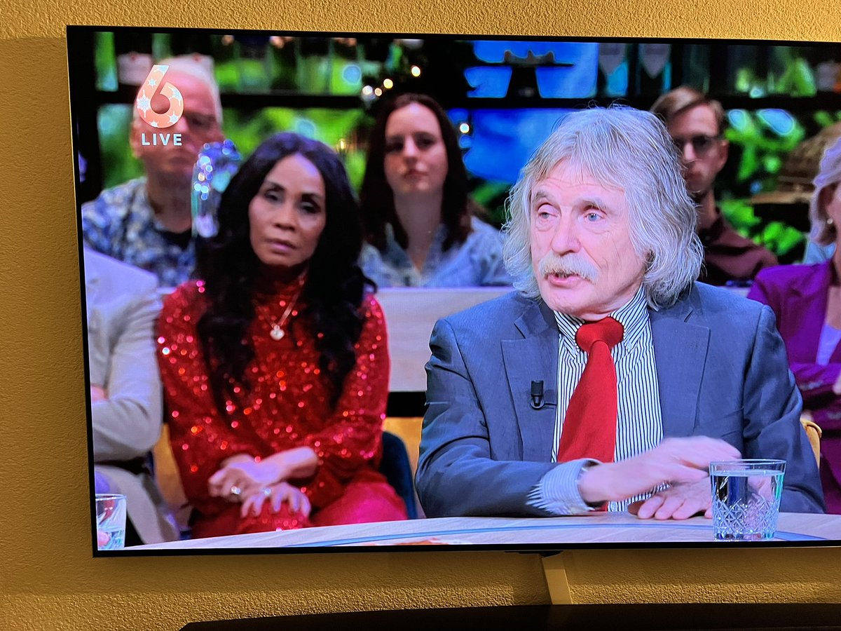 KJvanKempen's tweet photo. @vandaaginside Achter Johan zat een swingers stel !! Was wel leuk gesprekje geweest ! #vandaaginside #nachtdieren #raven https://t.co/OsaEjjNadd
