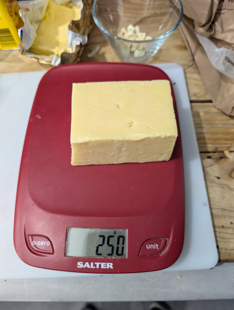 kg_se10's tweet photo. @bushontheradio I cut a slab of cheese for a recipe that needed 250g, and it was exactly 250g first time. It feels like winning the cheese lottery. https://t.co/pc10P5WhYF