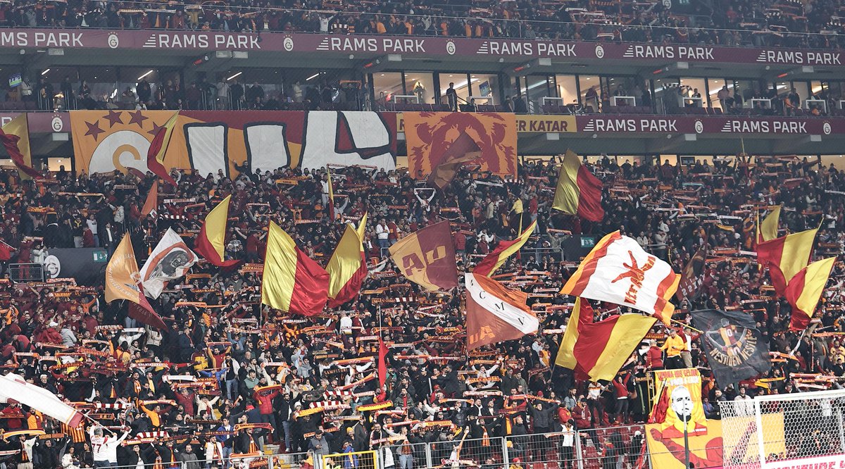 GalatasaraySK's tweet photo. Skor ne olursa olsun 90 dakika boyunca müthiş desteğiyle, bir kez daha dünyanın en iyisi olduğunu ispatlayan büyük Galatasaray taraftarı! 🙌 

#GSvTS https://t.co/b894QLCu9E