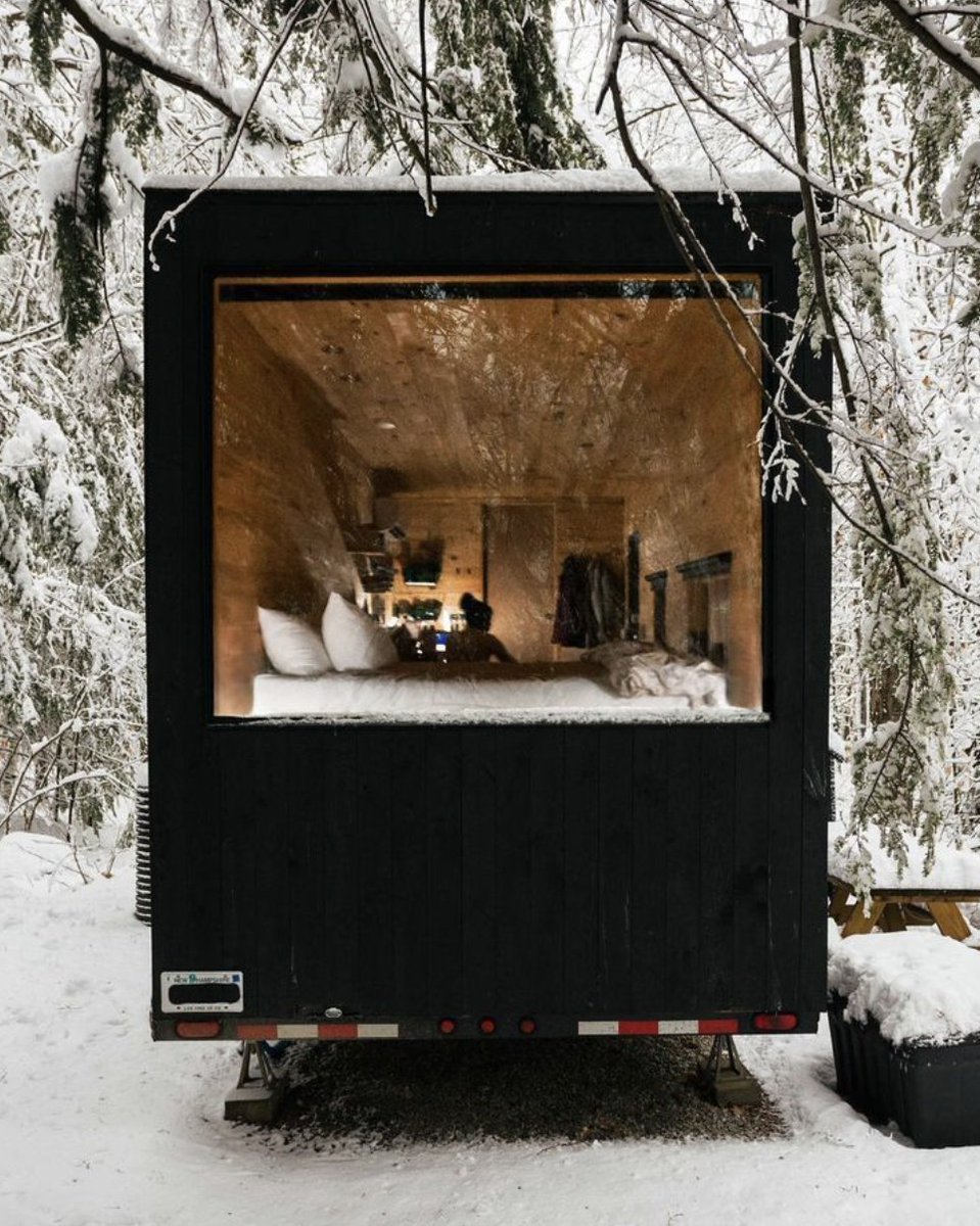 postcardcabins's tweet photo. Walking (and relaxing) in a winter wonderland. ❄️💤
📸: @salty_walty
📍Getaway Machimoodus, Connecticut
#postcardcabins #naturedelivered #tinycabin #morefreetime https://t.co/sZ7SvuEAt6