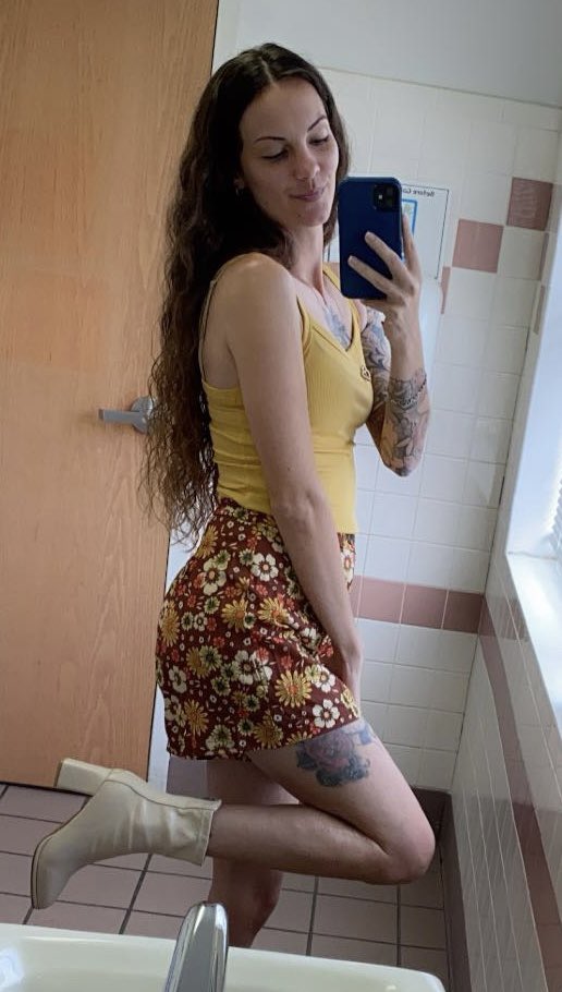 jamielynn396's tweet photo. Okay but how cute are these boots😍
Back to the 70’s ☮️🌼 https://t.co/sHe972vxXM