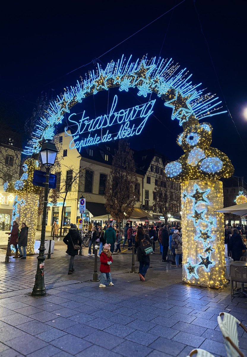 Konstan61136870's tweet photo. Ambiance festive autour de la cathédrale de Strasbourg : les marchés de Noël ouvrent leurs portes pour accueillir les visiteurs ! #Strasbourg #Alsace #voyage https://t.co/RaWZe8eJKa