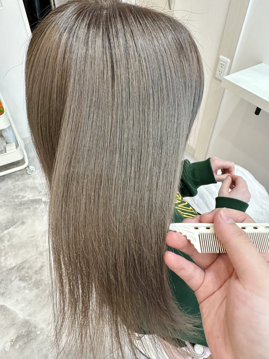 美しいカーキグレージュは赤みを消しつつ透明感とやわらかさをだせるカラーです🌱♡
明るめ希望の場合はブリーチやダブルカラーが必要ですが暗めのレシピもご用意しています🌟
カラーチェンジぜひご相談ください☺️