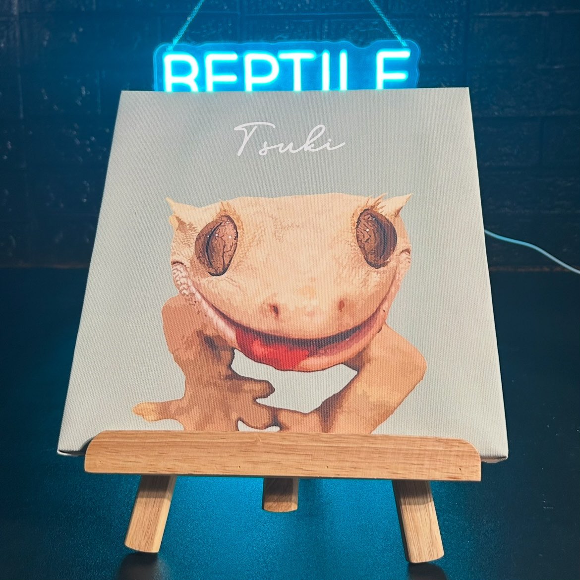 REPTILESTYLE_'s tweet photo. 【オーダーメイドペットアートのご紹介】✨

今回制作させていただいたのは愛らしい笑顔が魅力的な「Tsuki」ちゃんのアートです！

つぶらな瞳と独特なフォルムが、見ているだけで癒される一枚に仕上がりました🐾💖

大切な家族の姿を特別なキャンバスアートに。

#REPTILESTYLE #レプスタ #アート https://t.co/SN99N79hXI