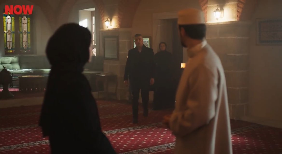 eshxrrr's tweet photo. so you’re telling me, levmer spent the WHOLE episode driving around in the car + the minute #cünzey got some free time to talk alone, they burst in out of nowhere?? ah levent, you shoulda taken advantage+gone somewhere romantic w her, instead of coming to dergah🤦🏽‍♀️

#kizilgoncalar https://t.co/PRaEVb0f1z