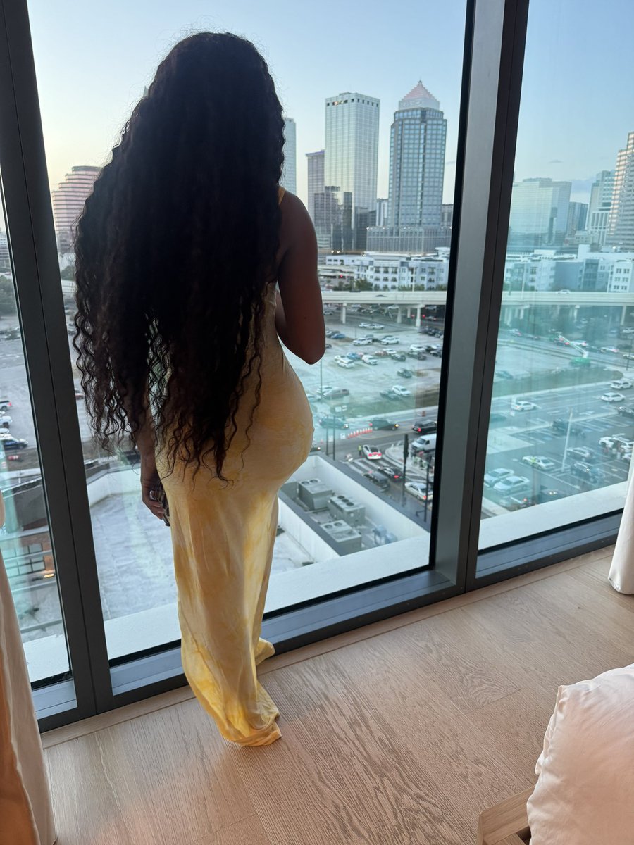 ThePrettiestDee's tweet photo. 💛💛 https://t.co/n61FAYsxZZ