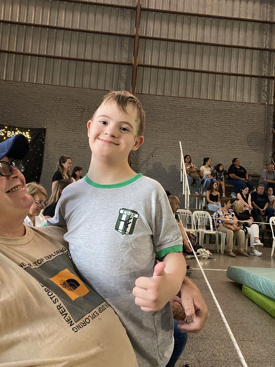 PrisciBugdahl's tweet photo. El es Rey. Mi hermano más peque. 
Rey tiene Síndrome de Down y ayer tuvo su primer velada de gimnasia artística. 
Después de 11 años mis papas (ya mayores) lo anotaron en un deporte. Sugerido por sus respectivas terapistas. https://t.co/D3HY2iV9BJ