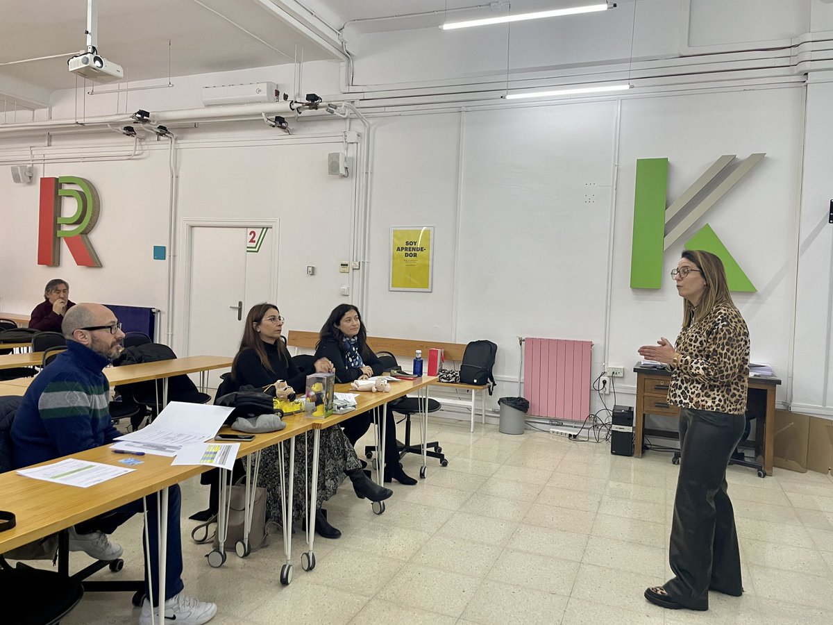 UGRemprendedora's tweet photo. 👏Semifinal del #ConcursodeIdeas para PDI en Breaker.  

🎓El gran secreto del ratón latón  
🎁 Play your gift  
❤️ UGR te cuida  

¡Pronto conoceremos al ganador/a que competirá en la Gran Final!

🙌 Jurado: Anna Arizzi de Tesela, Jenny Ruiz y @danielrnp de UGR Emprendedora. 🤝 https://t.co/jEma3Z9Ddg