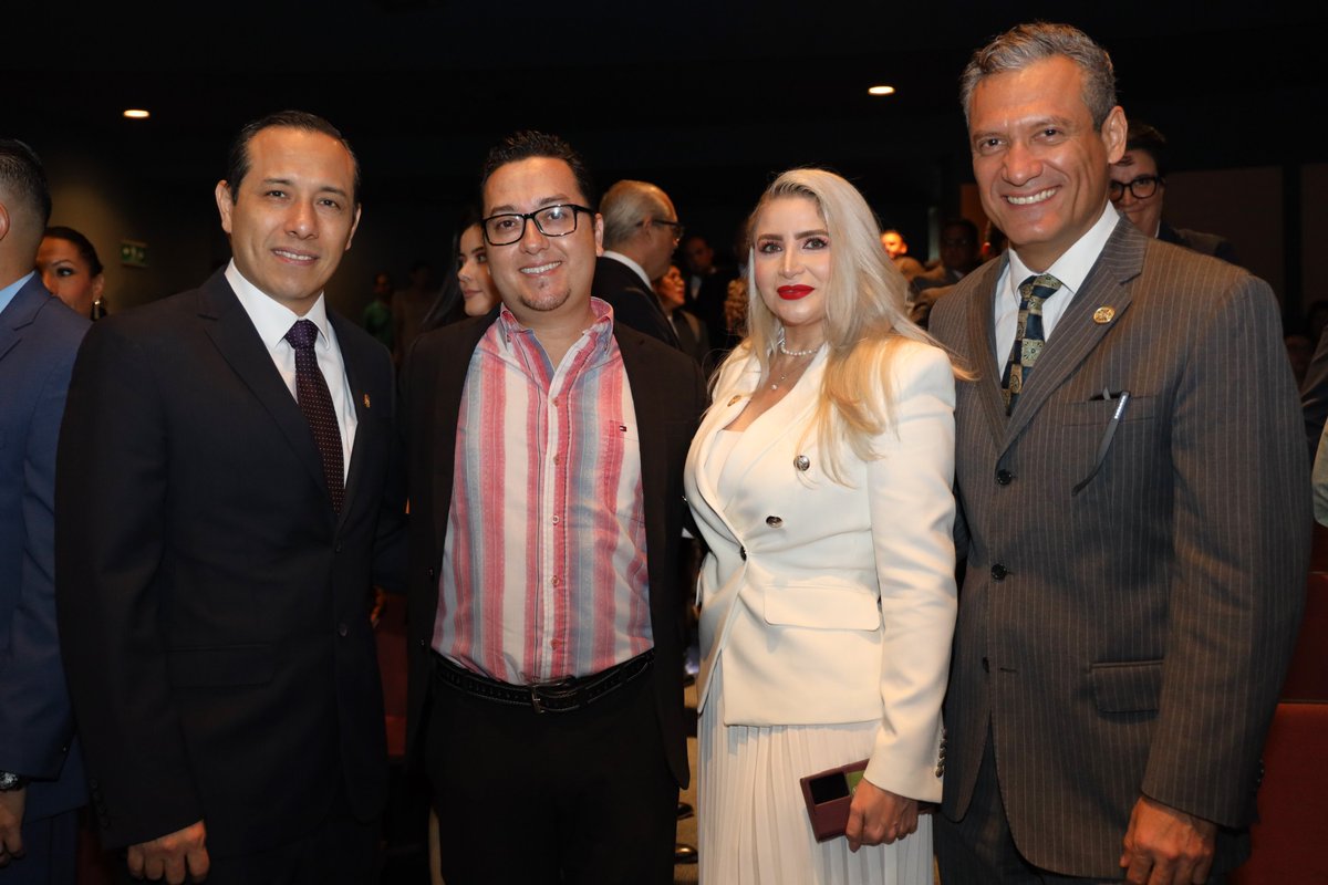 ColimaCDH's tweet photo. Reconozco con gratitud y profundo respeto el invaluable aporte de mis maestras y maestros durante mi formación profesional en la Facultad de Derecho de la UdeC para fortalecer el compromiso con la defensa y protección de los DDHH
.-Licenciado Manuel Vega Zúñiga
Pdte. de la CDHEC https://t.co/9wp5j8j6GY