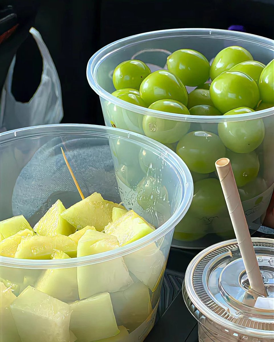 Grapes and cantaloupe 😋