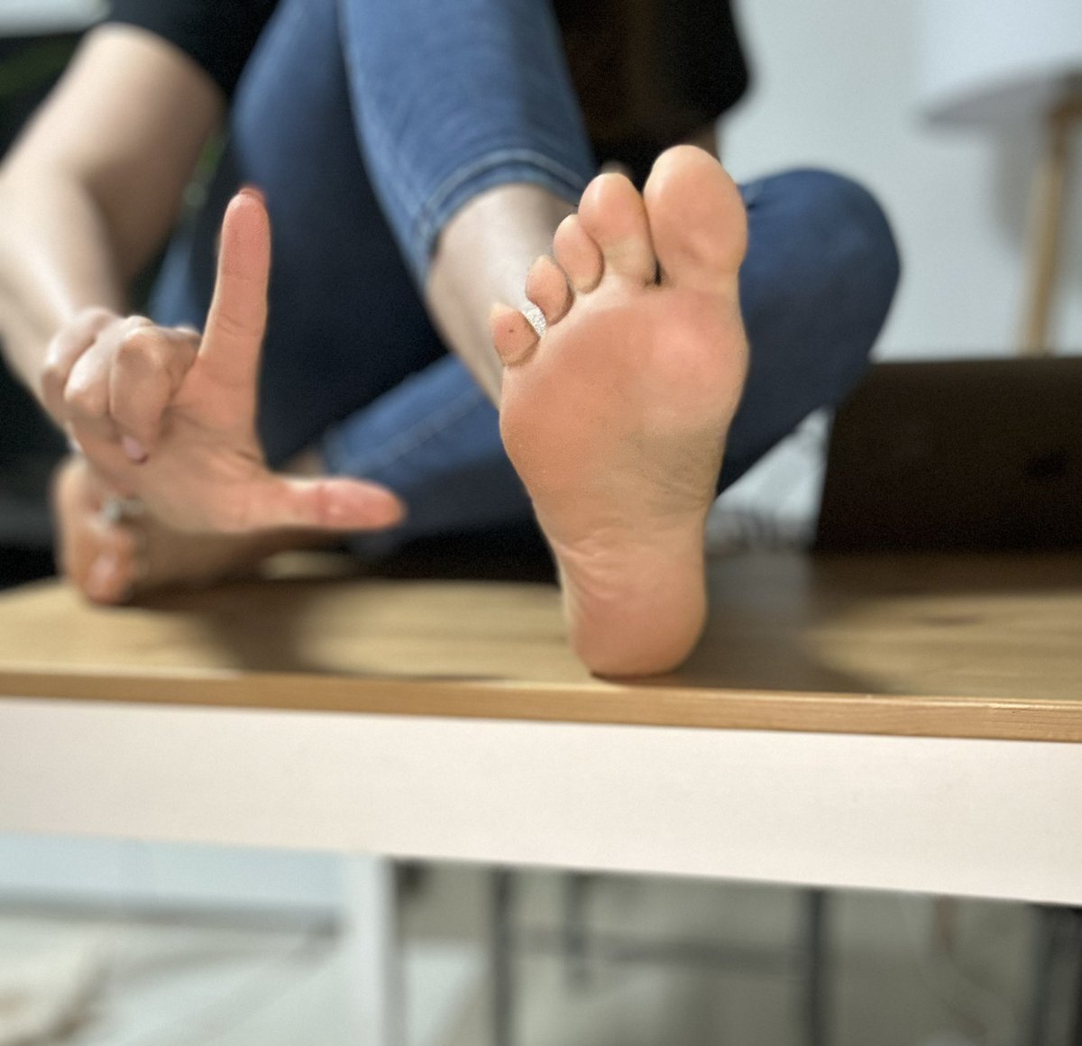 sue_sabell8's tweet photo. It‘s not about what you want - it‘s about what you can give! Start showing your worth 🫰

#findom #findomaddict #findD #feetworshi̇p #feetgoddess 

@rt_feet https://t.co/HFiiNdDa4T