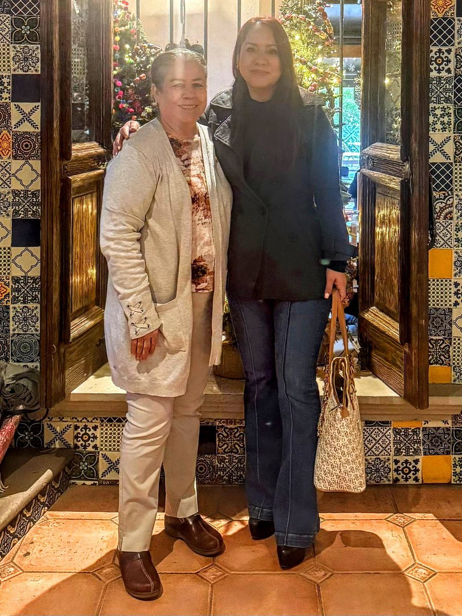Sandra12Amaya's tweet photo. 👏🏻👊🏻 ¡Siempre es un gusto saludar y compartir ideas con mi amiga @SenadoraV!
Tuvimos una gran conversación sobre lo que más beneficia a #Morena y a #Durango rumbo al 2025.
#EsTiempoDeMujeres
#EstamosListas https://t.co/k17EF3cP1R
