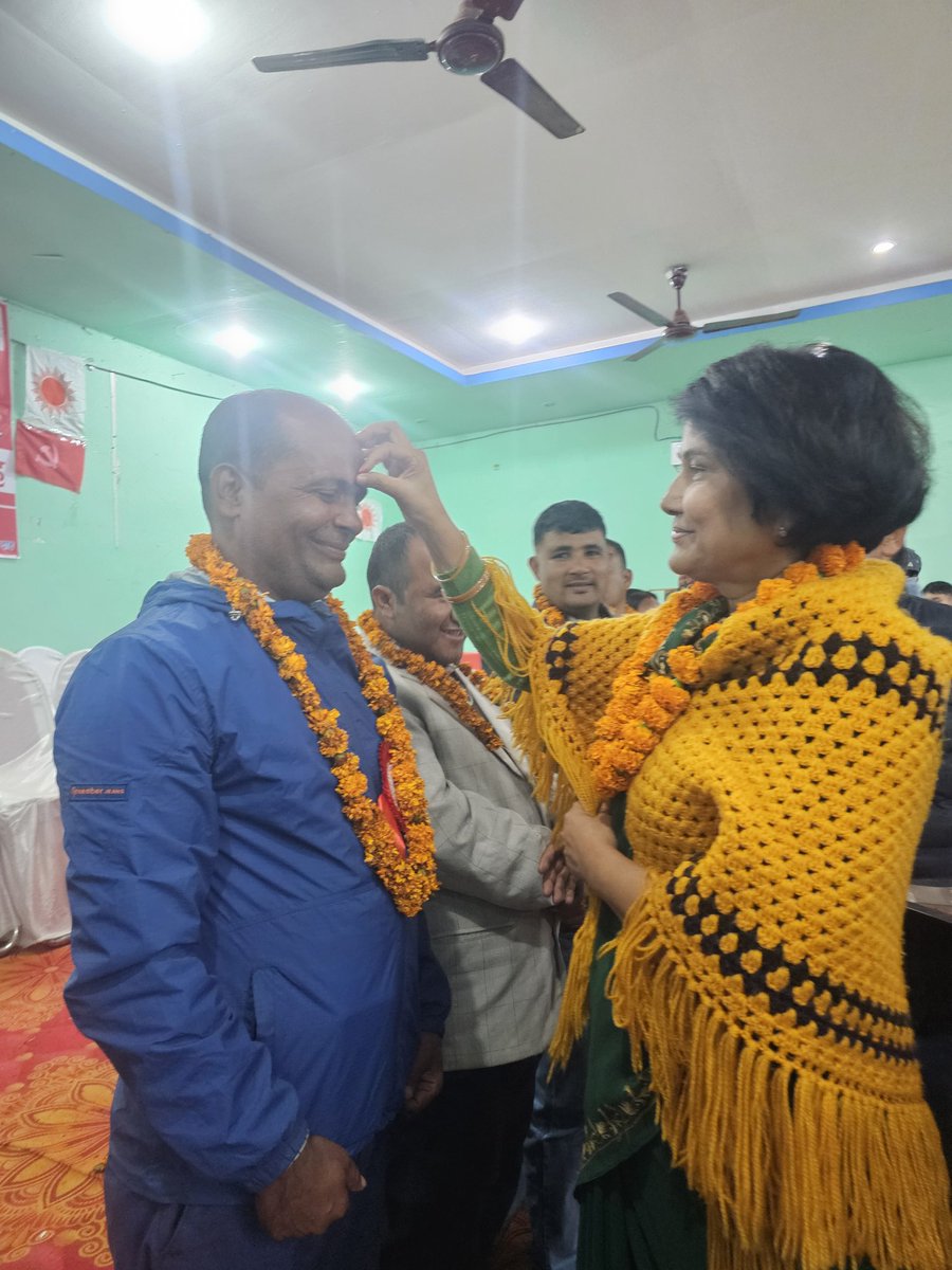 OliKomal's tweet image. नेकपा(एमाले)तुलसीपुर ५ को दोस्रो वडा अधिवेशन आज भव्य रूपमा सम्पन्न । पानसमा बत्ती बालेर उद्घाटन गर्दै मिसन ८४ सफल बनाउन वडाको भूमिकाबारे बोलियो । जेष्ठ कम्युनिस्ट नेताहरूलाई दोसल्ला ओढाएर सम्मान पनि गरियो। पूर्व कमिटीलाई धन्यवाद र नवगठित टिमलाई शुभकामना दिईयो ! #Mission84 #CPNUML