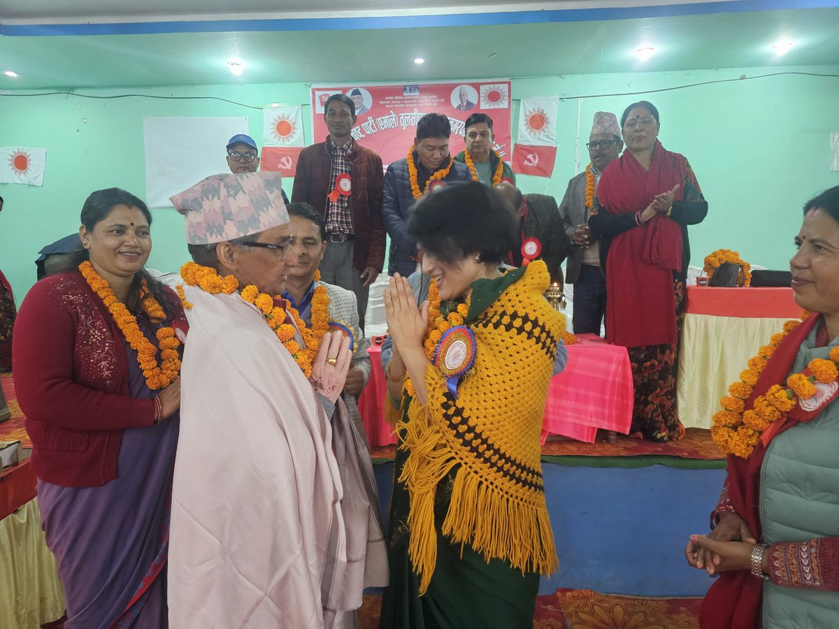 OliKomal's tweet image. नेकपा(एमाले)तुलसीपुर ५ को दोस्रो वडा अधिवेशन आज भव्य रूपमा सम्पन्न । पानसमा बत्ती बालेर उद्घाटन गर्दै मिसन ८४ सफल बनाउन वडाको भूमिकाबारे बोलियो । जेष्ठ कम्युनिस्ट नेताहरूलाई दोसल्ला ओढाएर सम्मान पनि गरियो। पूर्व कमिटीलाई धन्यवाद र नवगठित टिमलाई शुभकामना दिईयो ! #Mission84 #CPNUML