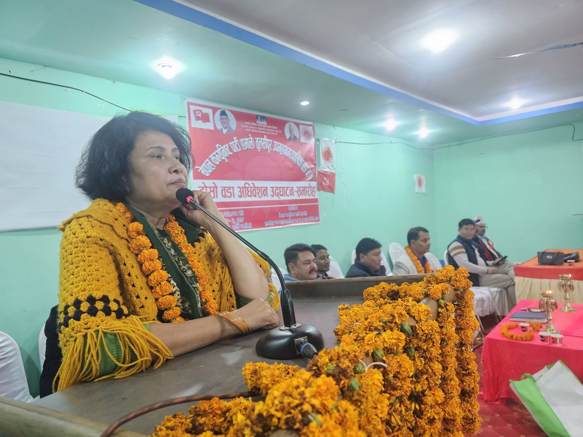 OliKomal's tweet image. नेकपा(एमाले)तुलसीपुर ५ को दोस्रो वडा अधिवेशन आज भव्य रूपमा सम्पन्न । पानसमा बत्ती बालेर उद्घाटन गर्दै मिसन ८४ सफल बनाउन वडाको भूमिकाबारे बोलियो । जेष्ठ कम्युनिस्ट नेताहरूलाई दोसल्ला ओढाएर सम्मान पनि गरियो। पूर्व कमिटीलाई धन्यवाद र नवगठित टिमलाई शुभकामना दिईयो ! #Mission84 #CPNUML