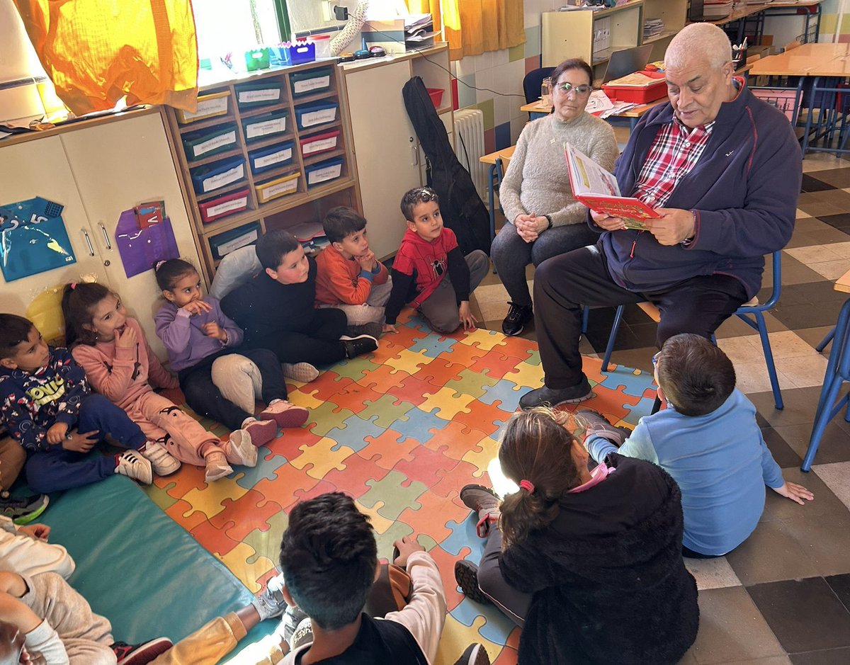 coleAl_Andalus's tweet photo. Hoy hemos compartido lecturas y recuerdos de la infancia con nuestros abuelos y abuelas, feliz #DiaDeLaLecturaEnAndalucia #AbrazandoNuestrasRaíces85Aniversario @CEPdeJEREZ @gabinete_cadiz @BBEECADIZ https://t.co/IACZP0jioH