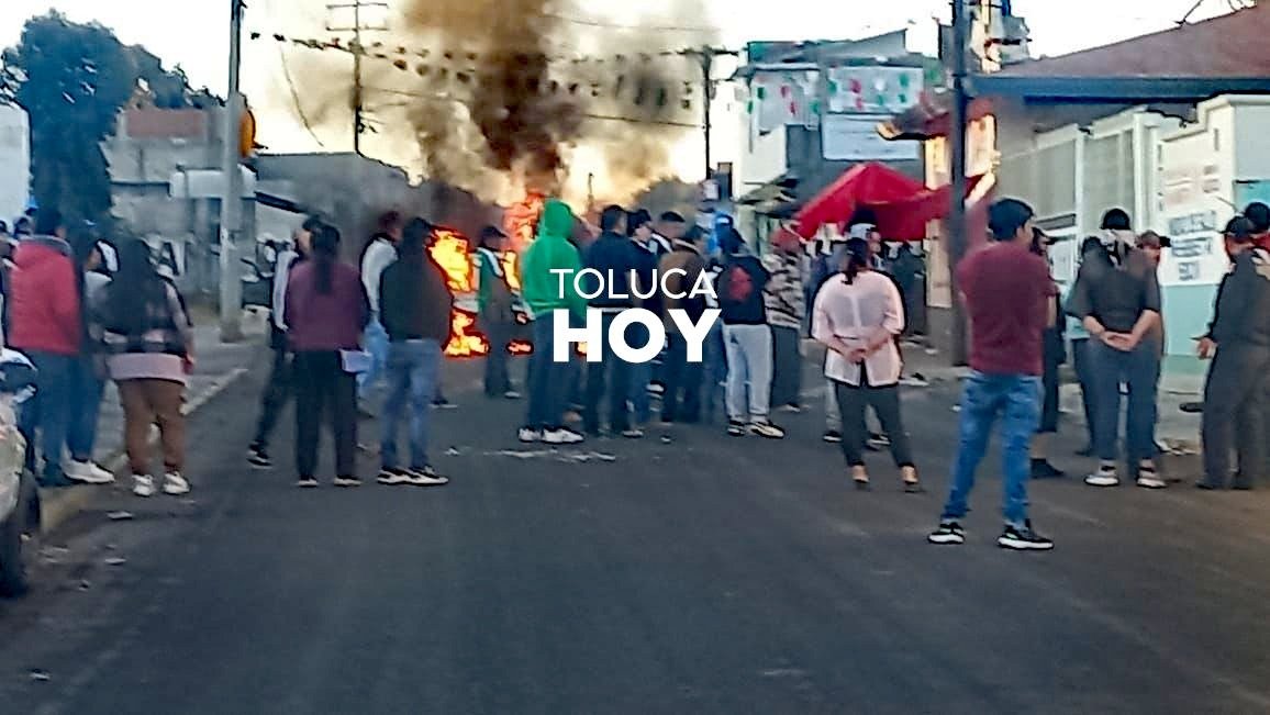 TolucaHoy's tweet photo. 🔴 #Linchan y queman a 4 presuntos #extorsionadores en #ValleDeToluca
Habitantes de #Yebucivi #Almoloya señalaron que los hoy occisos intentaban cobrar #derechodepiso; sin embargo, en instantes más de 400 personas se congregaron para someterlos y tundirlos
https://t.co/RtBSUi6oso https://t.co/kQCtn5eBfs