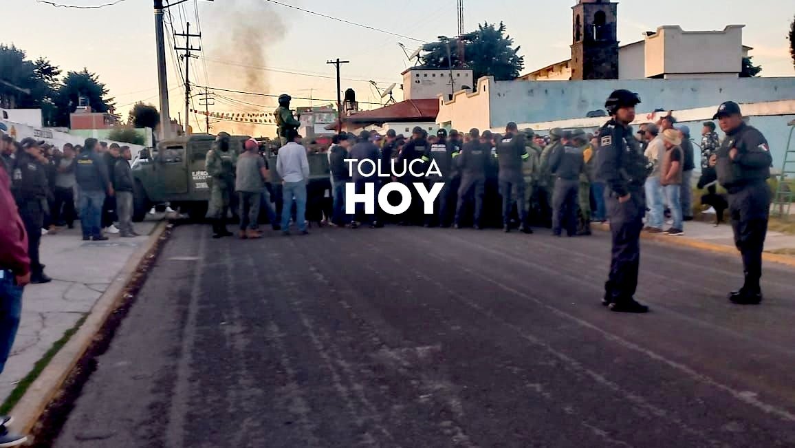 TolucaHoy's tweet photo. 🔴 #Linchan y queman a 4 presuntos #extorsionadores en #ValleDeToluca
Habitantes de #Yebucivi #Almoloya señalaron que los hoy occisos intentaban cobrar #derechodepiso; sin embargo, en instantes más de 400 personas se congregaron para someterlos y tundirlos
https://t.co/RtBSUi6oso https://t.co/kQCtn5eBfs