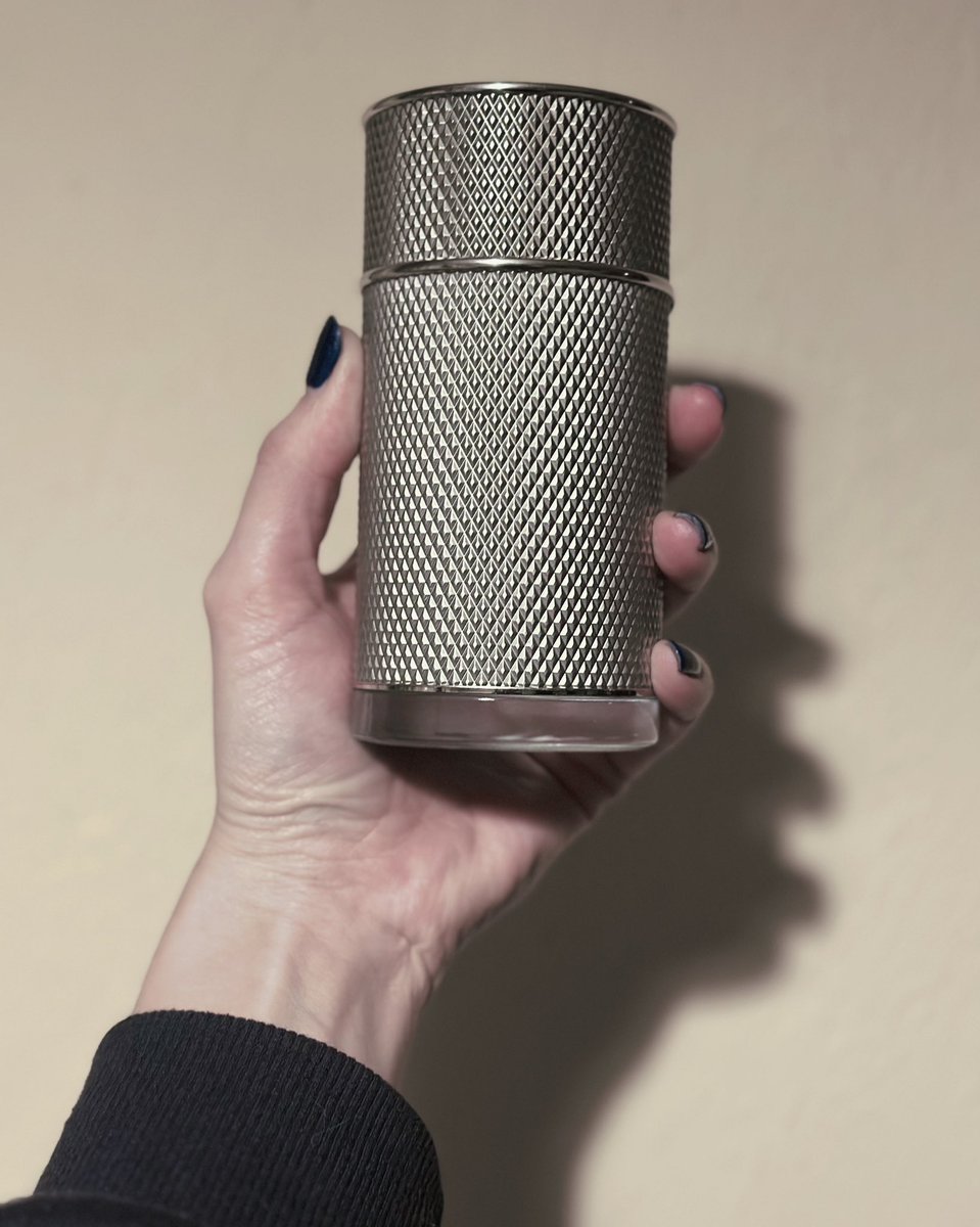 Пацаны, хорошие духи вам нашла.
Icon Dunhill пахнет так, что нос не оторвать и от комплиментов не сдержаться. Горькие нероли с сухой лавандой, ветивер и специевая кожа. Очевидно мужской, но не безвкусно мужицкий, неизбитый, изящный аромат.

Топ за свои деньги и вообще