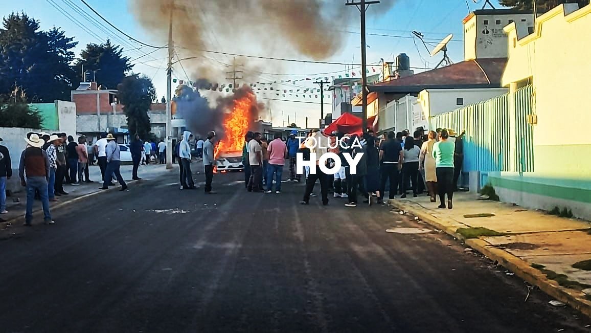 TolucaHoy's tweet photo. 🔴 #Linchan y queman a 4 presuntos #extorsionadores en #ValleDeToluca
Habitantes de #Yebucivi #Almoloya señalaron que los hoy occisos intentaban cobrar #derechodepiso; sin embargo, en instantes más de 400 personas se congregaron para someterlos y tundirlos
https://t.co/RtBSUi6oso https://t.co/kQCtn5eBfs