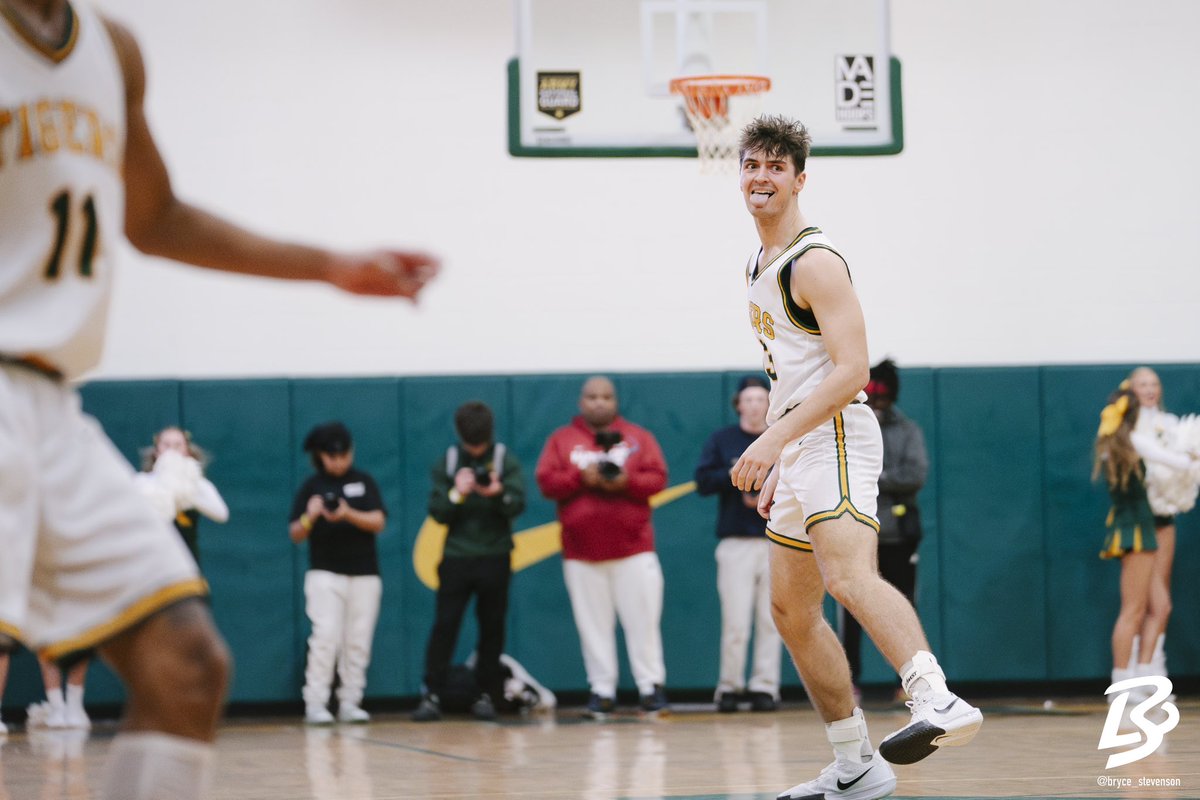 📸🏀 scenes from <a href="/StXTigersBKB/">Tiger Basketball</a> as they take down #1 Great Crossing in the <a href="/madehoops/">MADE Hoops</a> derby city  tip-off