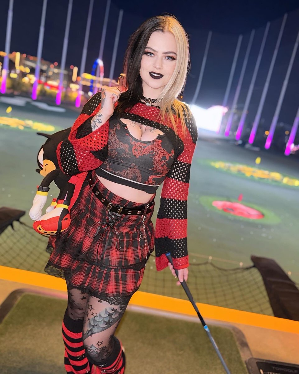 waifunextdoor's tweet photo. Men over 30, would you date a goth girl? https://t.co/n9JYzi45sp