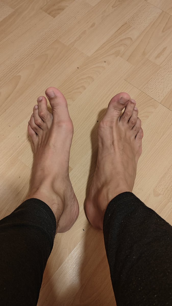 deusgigassole's tweet photo. Who's gonna warm them up for me? #Barcelona #18US #53EU #bigfeet https://t.co/7oll7XydvT