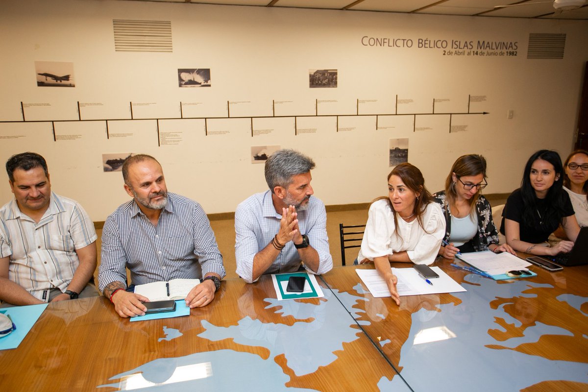 UlpianoSuarez's tweet photo. Me reuní con autoridades de escuelas de todos los niveles de la @ciudaddemendoza, con el objetivo de conformar una red de trabajo entre los diferentes agentes que intervienen en el ámbito educativo de la Ciudad y fortalecer los canales de comunicación.

Escuché a los destinatarios de los programas y políticas educativas, para conocer sus perspectivas e inquietudes. También, les di a conocer las propuestas para llevar a cabo en esta materia durante el ciclo 2025. En este intercambio, me manifestaron las necesidades de los establecimientos educativos, para lo cual vamos a generar líneas de acción en conjunto para trabajar de forma colaborativa y eficiente. 

Una relación fluida, con canales y entendimiento entre el municipio y las escuelas es clave para lograr un abordaje integral de los estudiantes. Por eso, seguiremos por este camino, involucrándonos, escuchando y promoviendo el trabajo articulado.