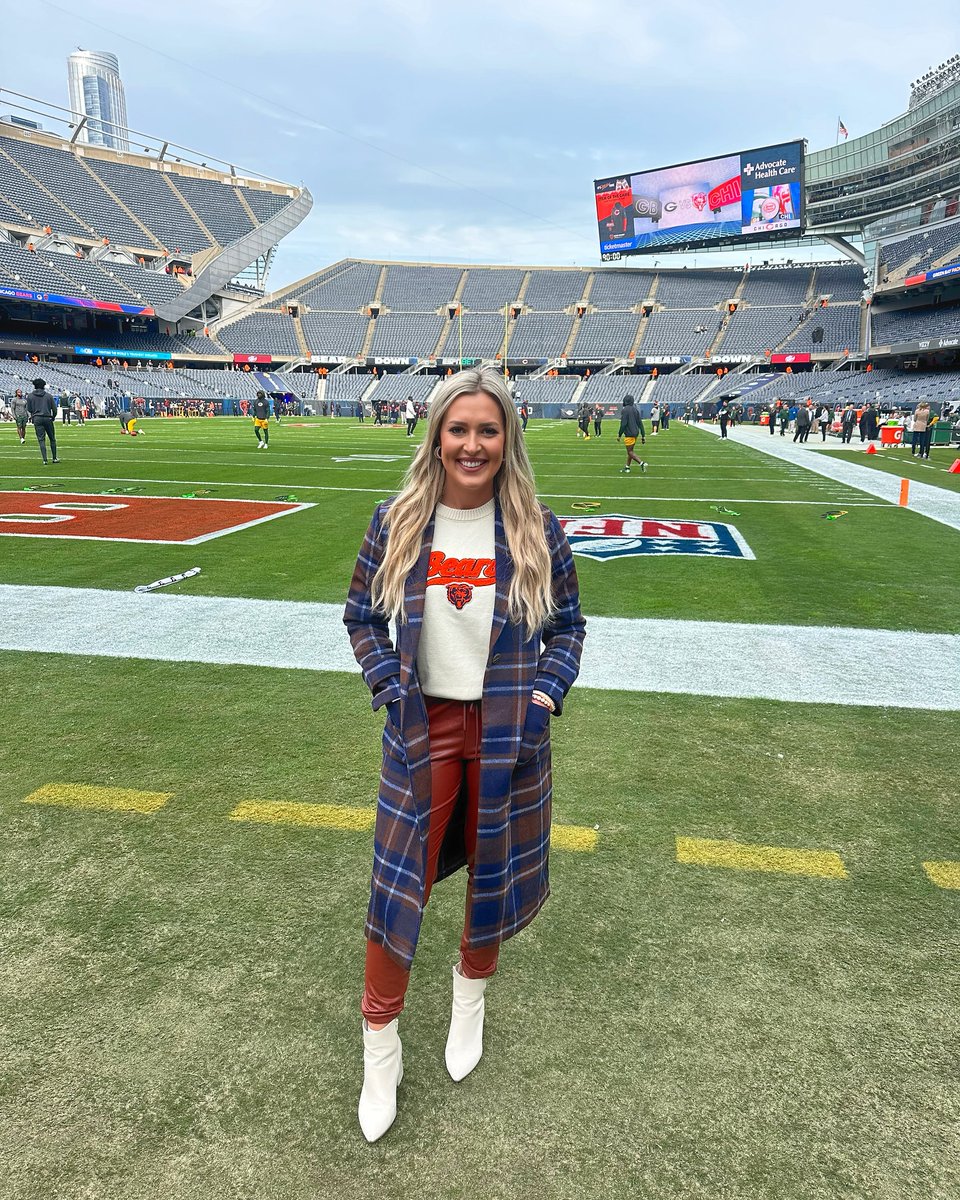 WEARbyEA's tweet photo. The 'it-girl' knit of the season 🍁 Brought to you by @lscreeden 💁‍♀️
#AnyWEAR #EveryWEAR #WEARbyEA

https://t.co/gPfIYytUWP https://t.co/N528xvLHYf